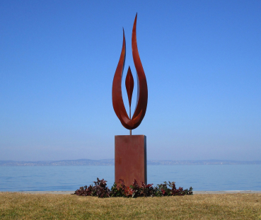 Edelstahl SBig flame artwork on rusty column